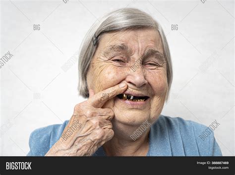 old lady with no teeth